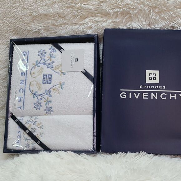 💯 Authentic Givenchy Towel 🍀 - Picture 3 of 7